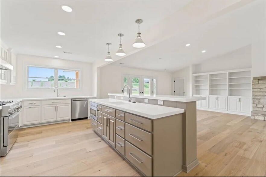 More Photos Of 1805 S 8th Ave E, Newton Specialty For Sale