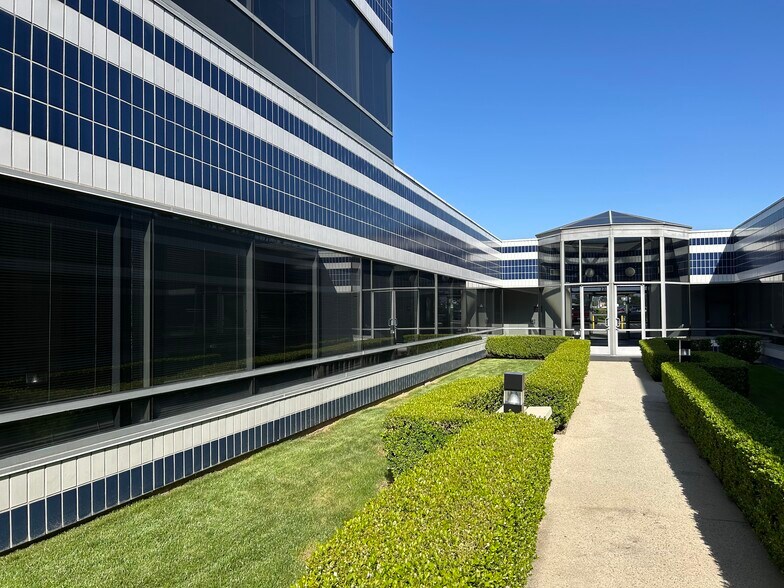 More Photos Of 16461 Sherman Way, Van Nuys Office For Lease