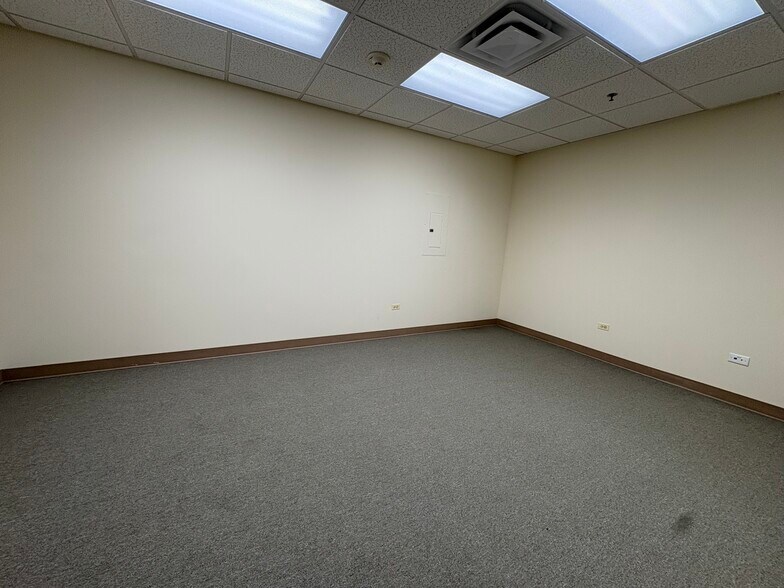 More Photos Of 450-480 E Roosevelt Rd, West Chicago Unknown For Lease