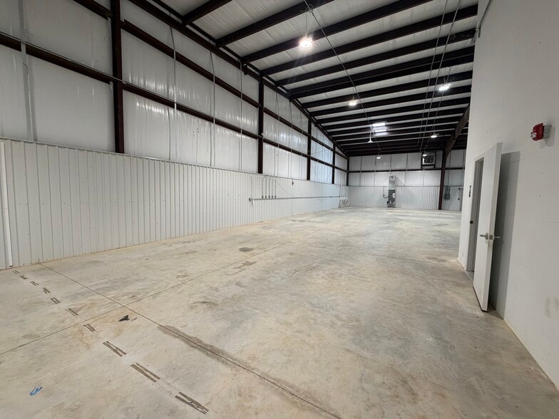 More Photos Of 11729 Uradco Pl, San Antonio Warehouse For Lease
