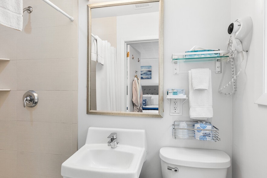 More Photos Of 488 South St, Green Lake Hotel For Sale