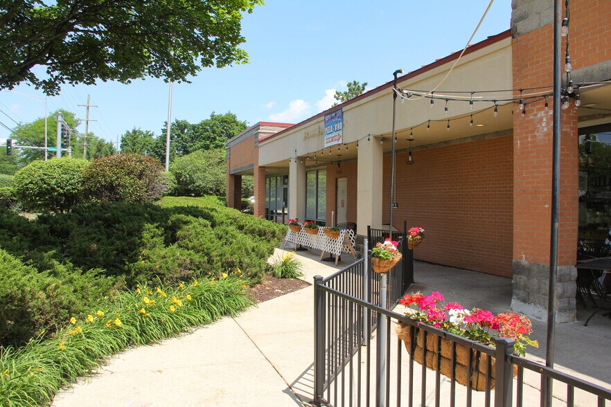 More Photos Of 181-185 N Barrington Rd, Schaumburg Storefront For Lease