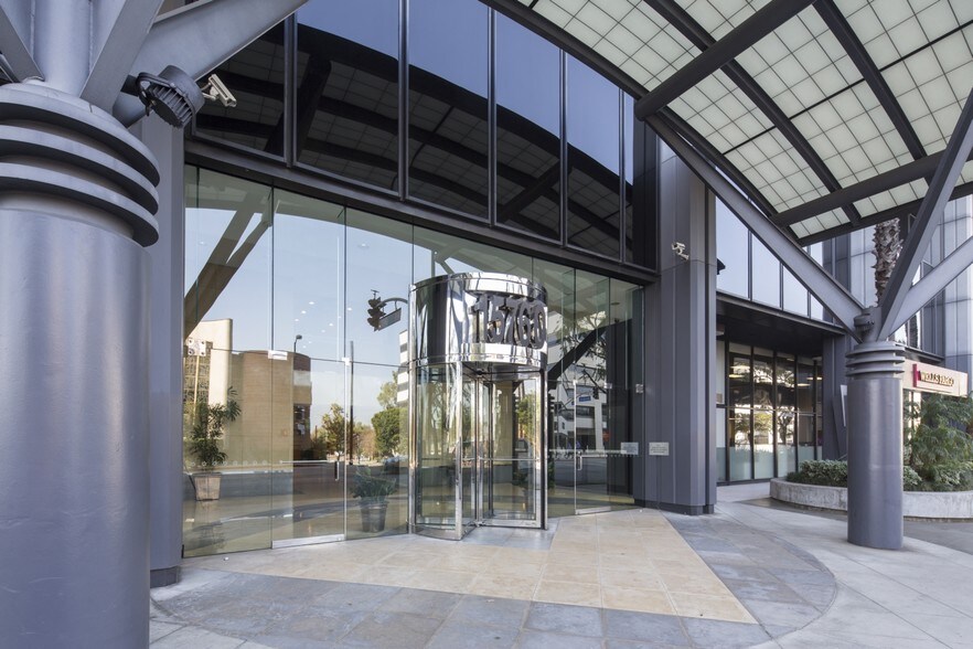 More Photos Of 15760 Ventura Blvd, Encino Office For Lease