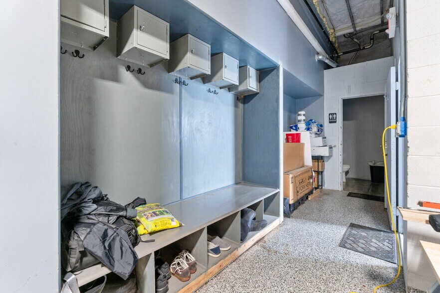 More Photos Of 876 N 20th St, Columbus Warehouse For Lease