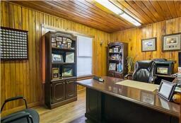 More Photos Of 207 W Montgomery St, Willis Office For Lease