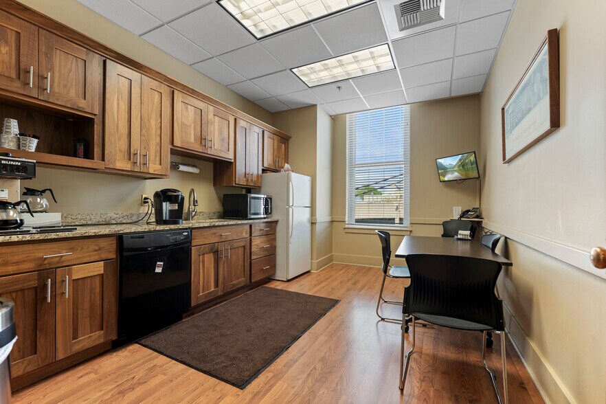 More Photos Of 526 2nd Ave SE, Cedar Rapids Office For Sale