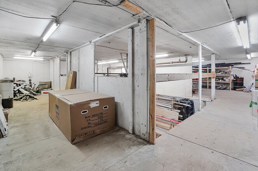 More Photos Of 1335 Boul Sainte-Foy, Longueuil Freestanding For Sale