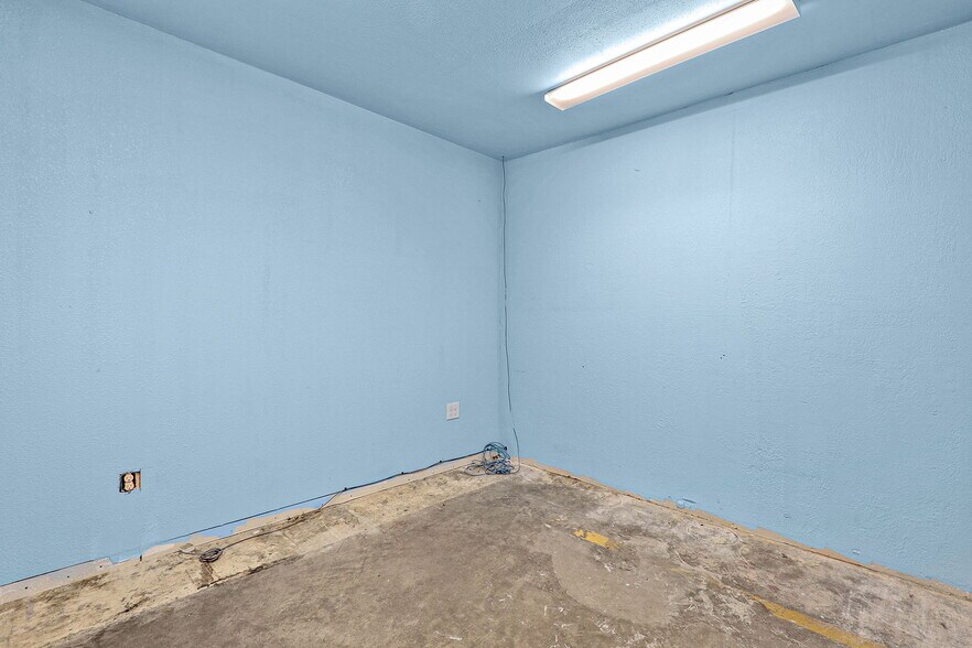 More Photos Of 9109 Dyer St, El Paso Storefront For Lease