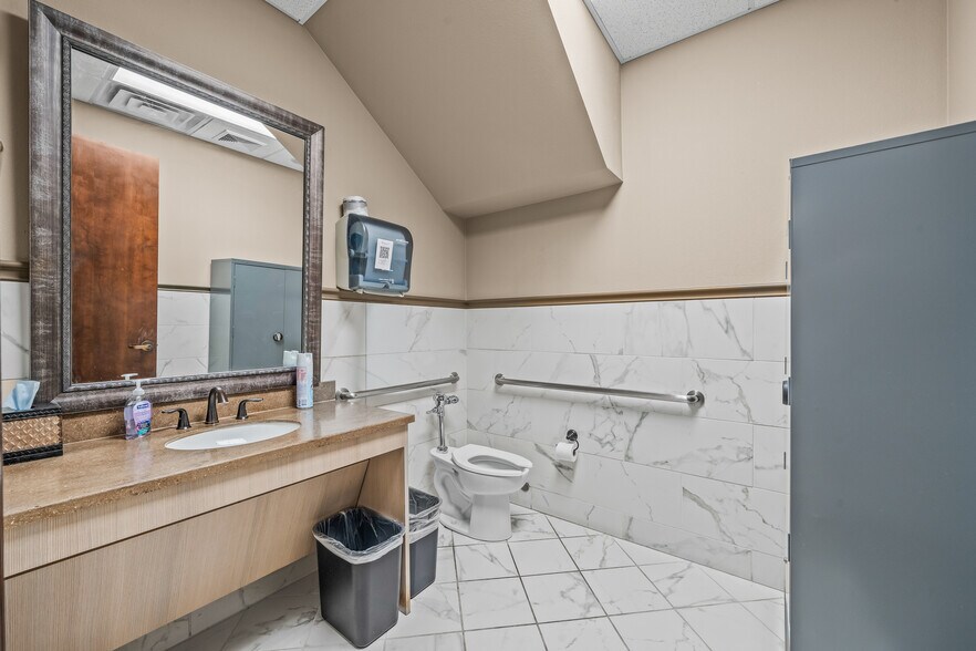 More Photos Of 7515 Quaker Ave, Lubbock Medical For Sale