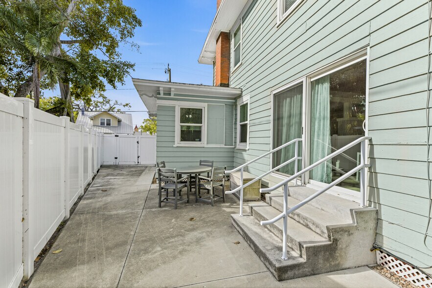 More Photos Of 1322 3rd Ave W, Bradenton Office Residential For Sale