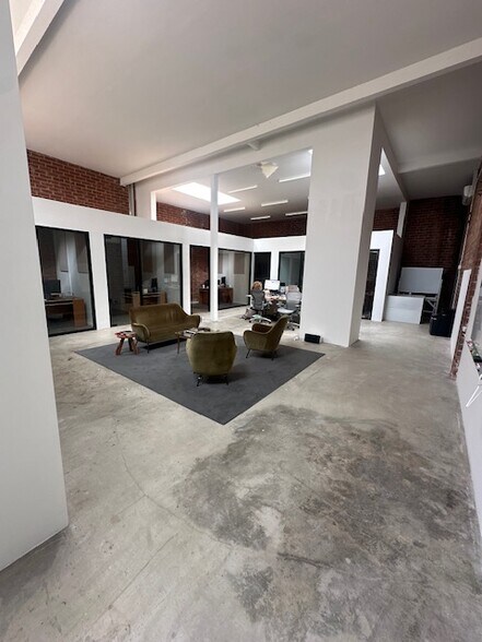 More Photos Of 642 Almont Dr, Los Angeles Showroom For Lease