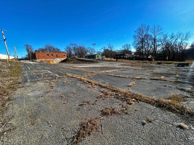 More Photos Of 3516 Blue Ridge Cutoff, Kansas City Flex For Sale