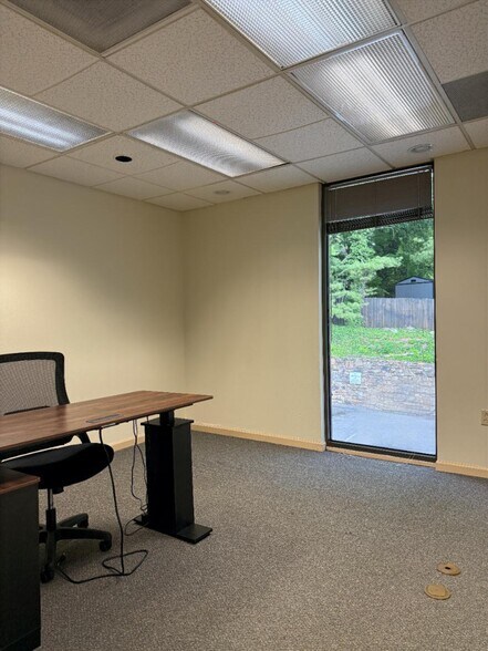 More Photos Of 3902-3904 Franklin Rd, Roanoke Office For Lease