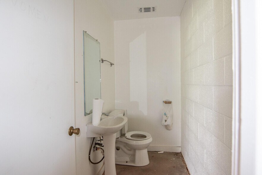 More Photos Of 1609 Coggin Ave, Brownwood General Retail For Lease