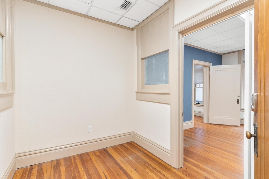 More Photos Of 410 W Main St, Leesburg Office For Lease