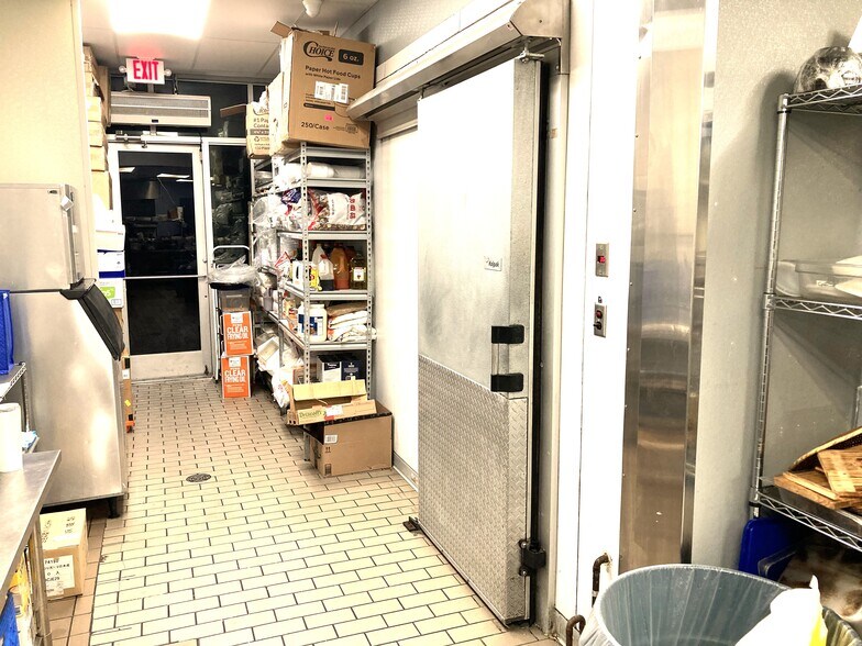 More Photos Of 1030 W John Carpenter Fwy, Irving Freestanding For Sale