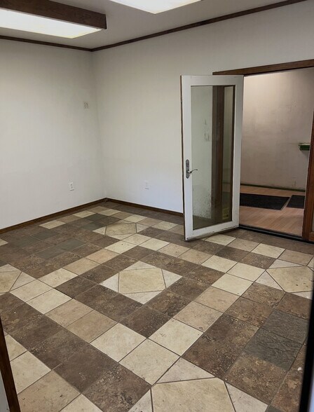 More Photos Of 764 Prairie St, Aurora Warehouse For Lease