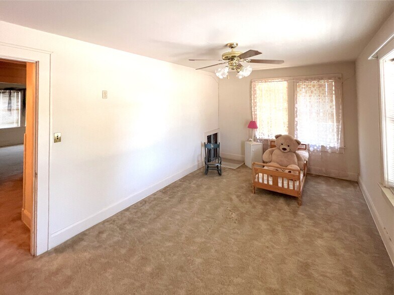 More Photos Of 621 E Broadway St, Altus Office Residential For Sale