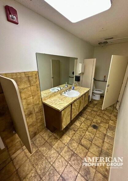 More Photos Of 7910 N Tamiami Trl, Sarasota Office For Lease