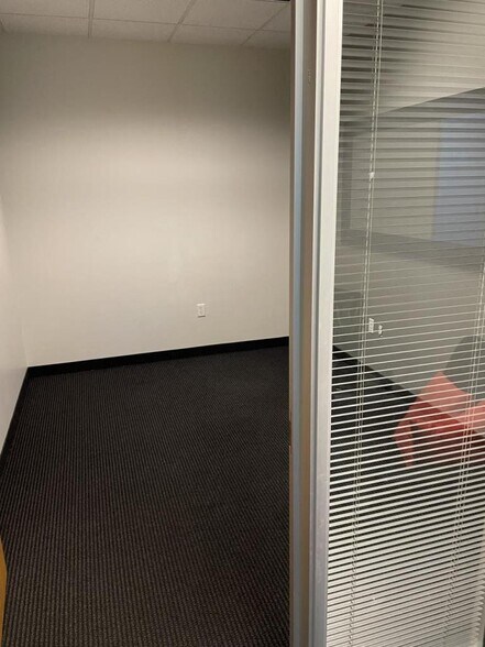 More Photos Of 2901 E Camelback Rd, Phoenix Office For Lease