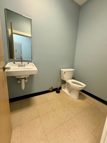 More Photos Of 585 White Mountain Hwy, Milton Storefront For Lease