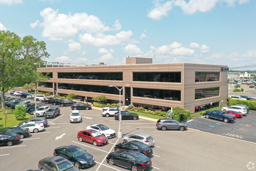 More Photos Of 500 Old Country Rd, Garden City Office For Lease