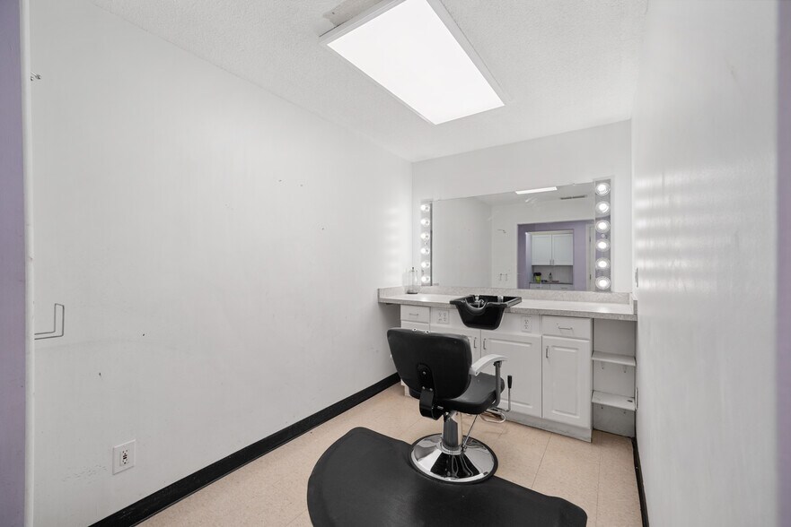 More Photos Of 4680 Dixie Hwy, Waterford Freestanding For Sale