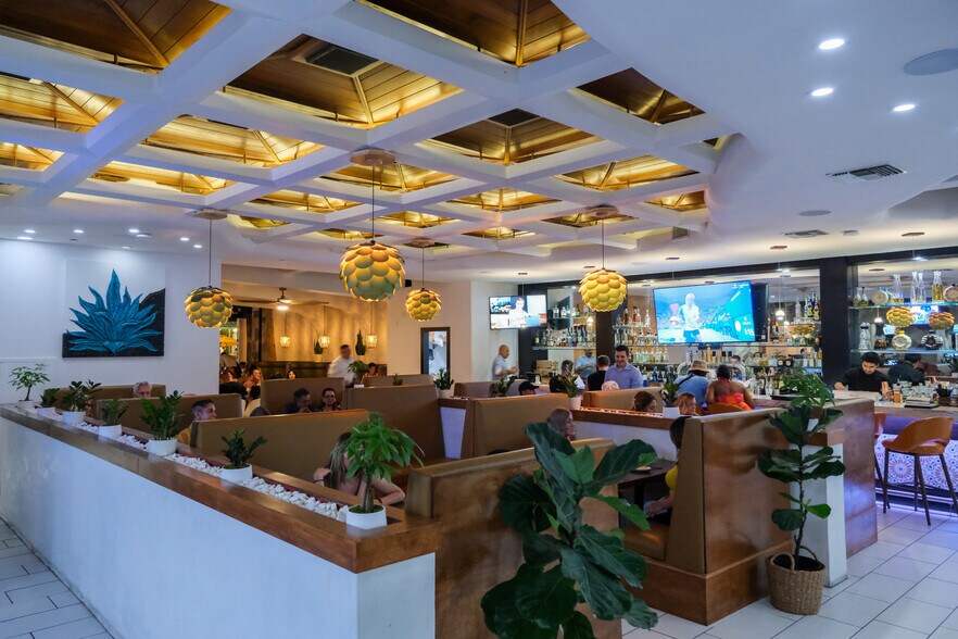 More Photos Of 262 S Palm Canyon Dr, Palm Springs Restaurant For Sale
