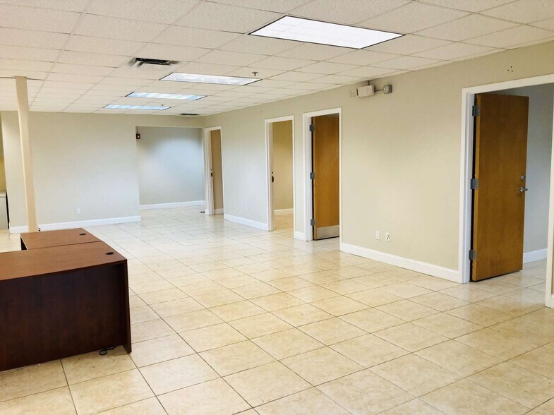 More Photos Of 1100 S Powerline Rd, Deerfield Beach Showroom For Lease