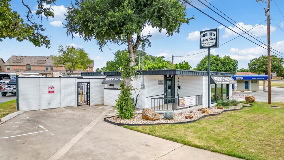 More Photos Of 720-722 W Euless Blvd, Euless Loft Creative Space For Sale
