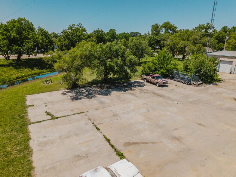 More Photos Of 2555 N Market St, Wichita Auto Repair For Sale