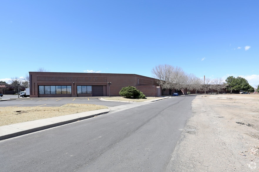 More Photos Of 310-386 S Chambers Rd, Aurora Unknown For Lease