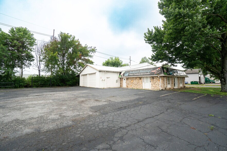 More Photos Of 8135 E 30th St, Indianapolis Light Manufacturing For Lease
