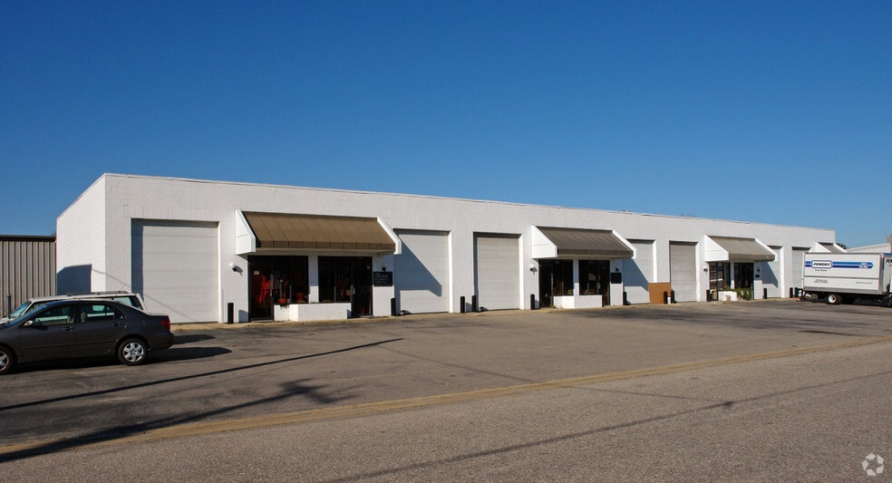 More Photos Of 1716 S Park Ct, Chesapeake Showroom For Lease