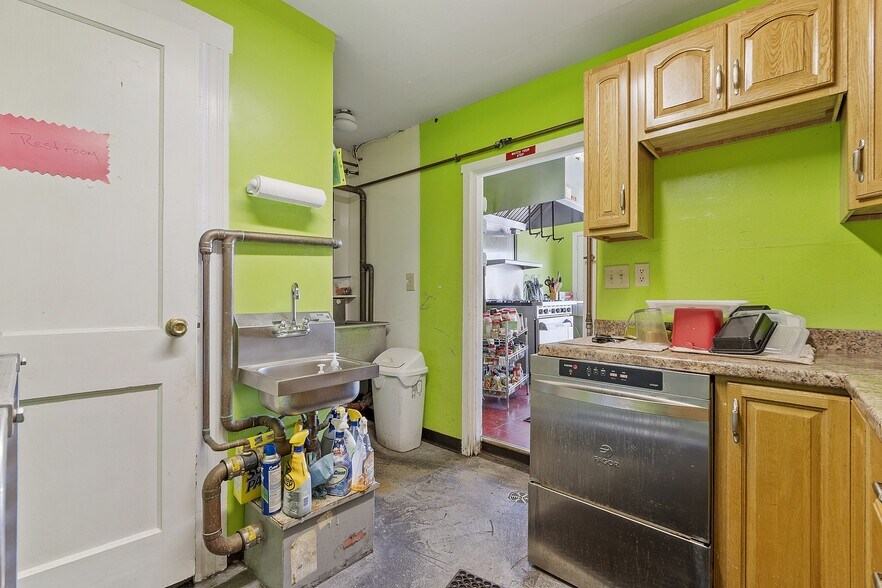 More Photos Of 12 Lindell Ave, Leominster General Retail For Sale