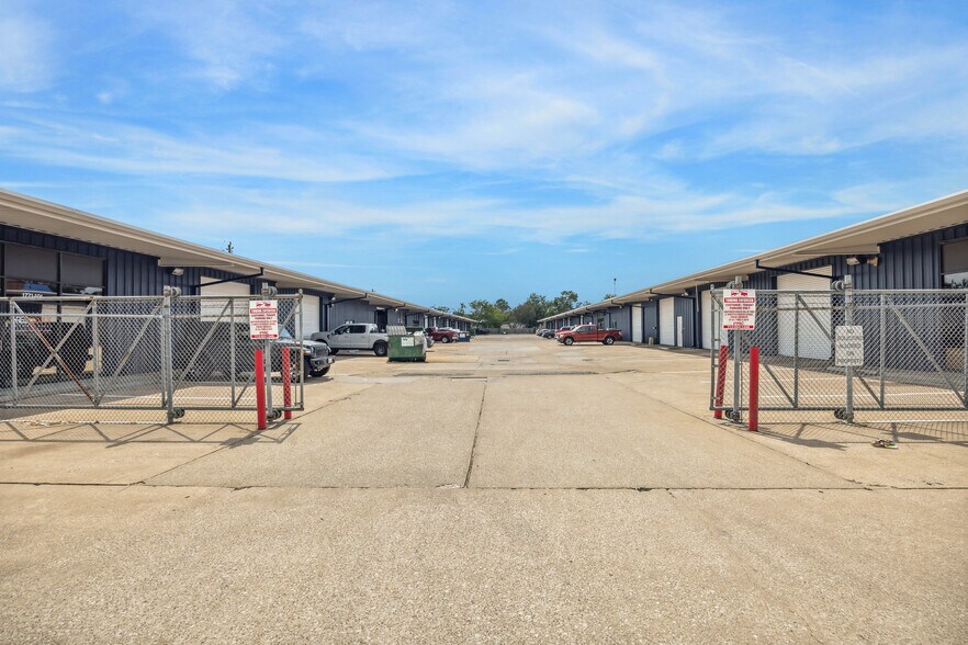 More Photos Of 1771 Upland Dr, Houston Unknown For Lease