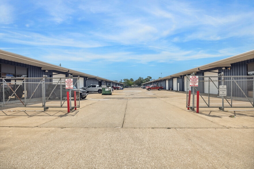 More Photos Of 1771 Upland Dr, Houston Unknown For Lease