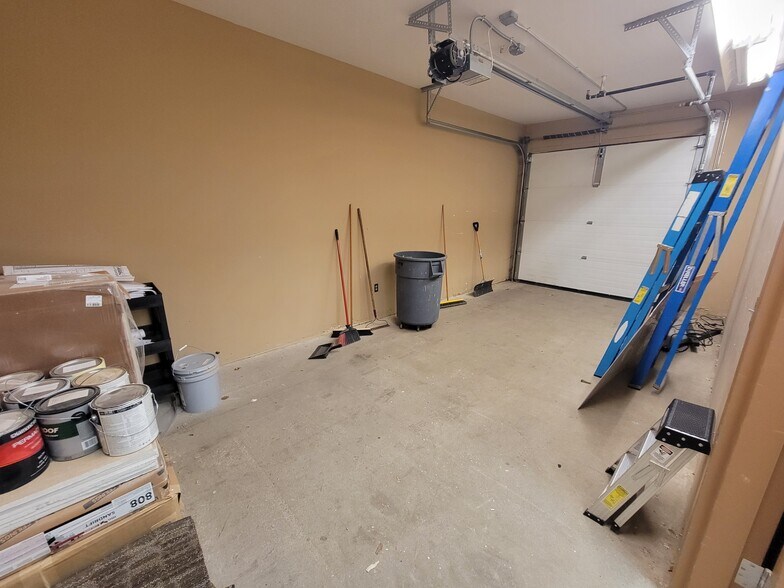 More Photos Of 2101-2120 W 41st St, Sioux Falls General Retail For Lease