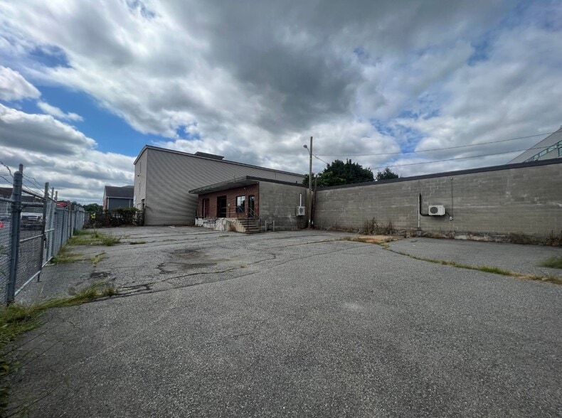 More Photos Of 462 Pleasant St, Worcester Warehouse For Lease
