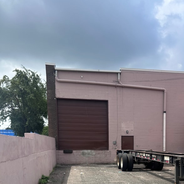 More Photos Of 1421-1447 Pinewood St, Rahway Light Distribution For Lease