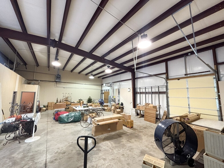 More Photos Of 1008 W Farmer St, Ozark Warehouse For Lease