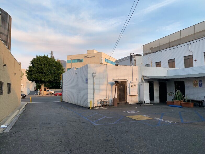 More Photos Of 233 S La Cienega Blvd, Beverly Hills Storefront For Lease