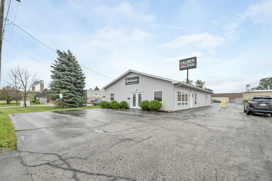 Primary Photo Of 901 Parkview Rd, Green Bay Storefront For Sale