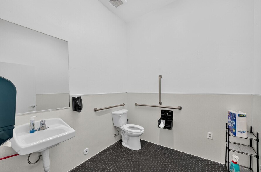 More Photos Of 79 W 3100 N, Hyde Park Flex For Sale