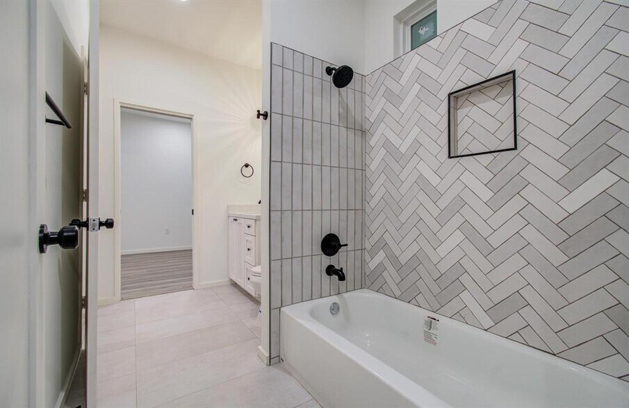 More Photos Of 4006 Navigation Blvd, Houston Office Residential For Lease