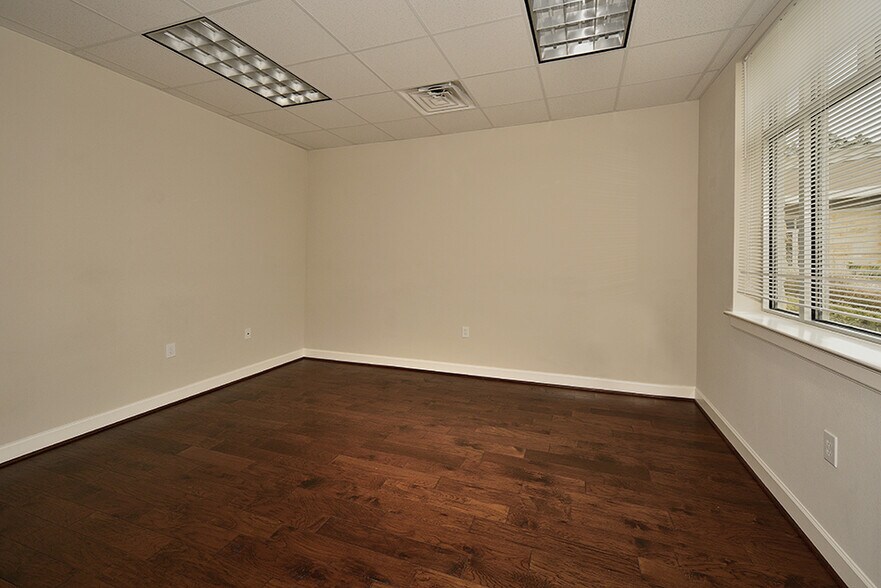 More Photos Of 2219 Sawdust Rd, The Woodlands Office For Sale