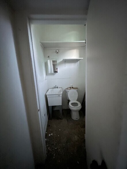 More Photos Of 38463 9th St E, Palmdale Storefront For Sale