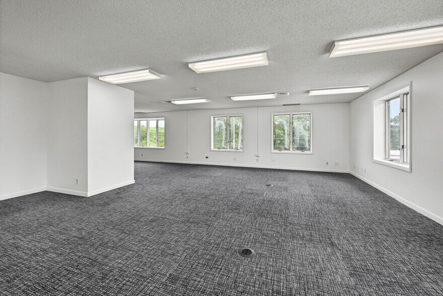 More Photos Of 9 Dunham Dr, New Fairfield Warehouse For Lease