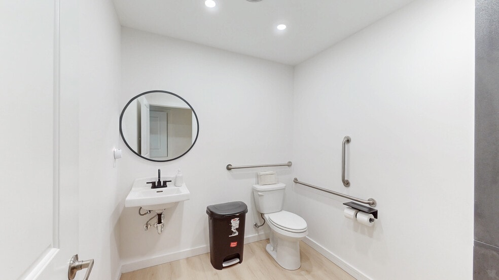 More Photos Of 2111 Center St, Cleveland Freestanding For Lease