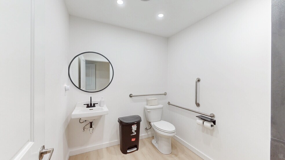 More Photos Of 2111 Center St, Cleveland Freestanding For Lease